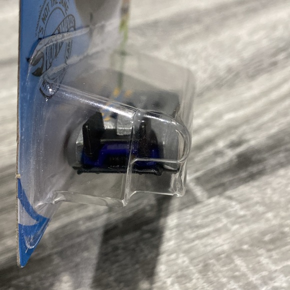 Hot Wheels | Exotics #5/10: Electro Silhouette - 1:64 Scale Die Cast - Picture 8 of 11